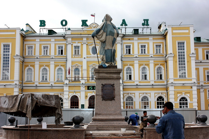 Привокзальную площадь в Оренбурге украсит памятник Рычкову